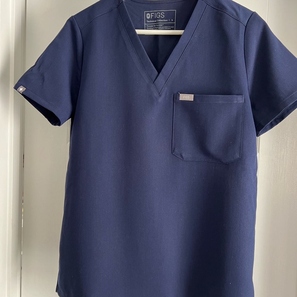 FIGS Catarina One-Pocket Scrub Top in S